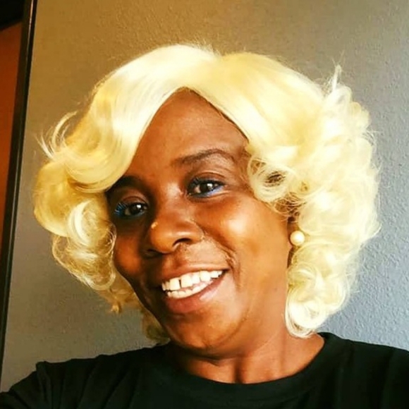 Meet your Posher, Basque Rene'e - Picture 11 of 16